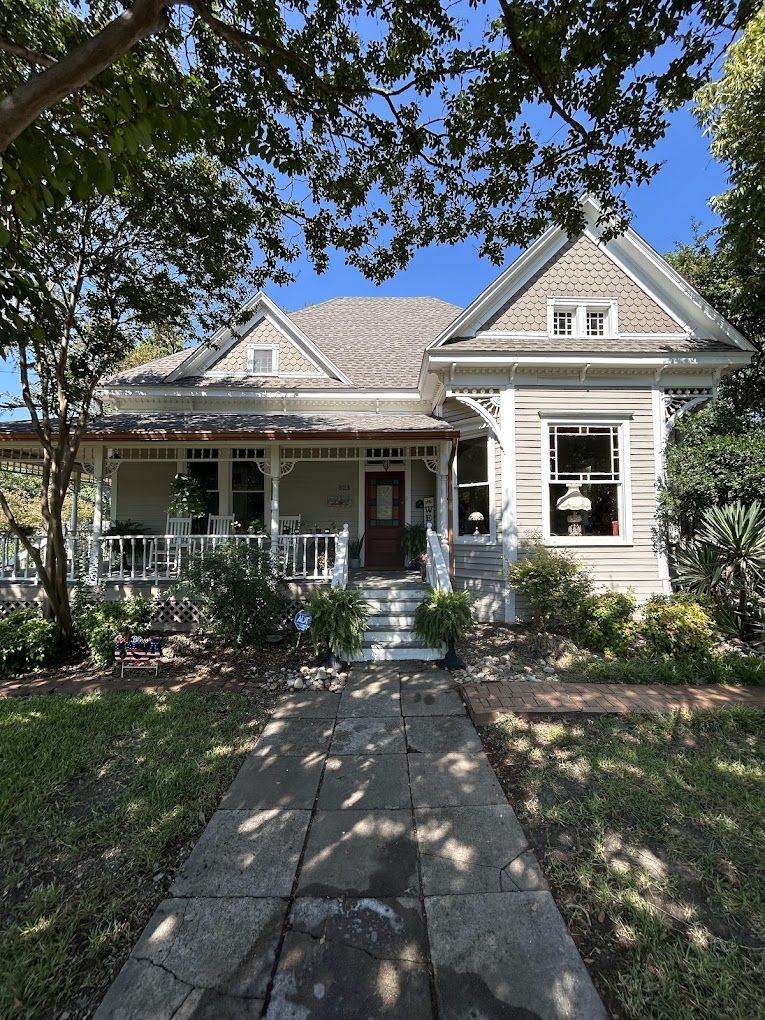 Victorian home in Fort Worth after window cleaning